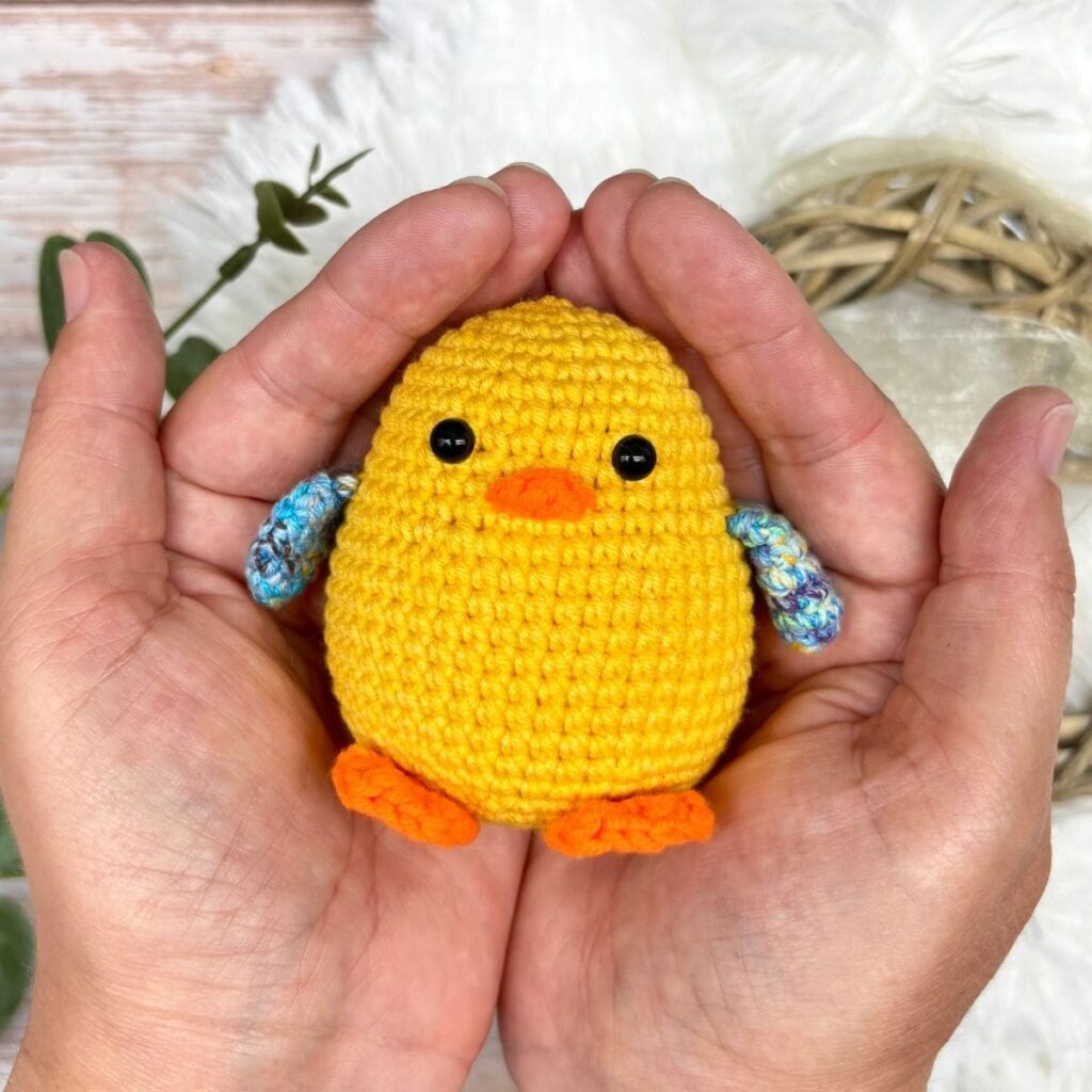 free crochet no-sew amigurumi chicken pattern