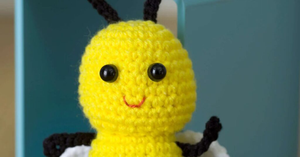 featured image free crochet bee pattern