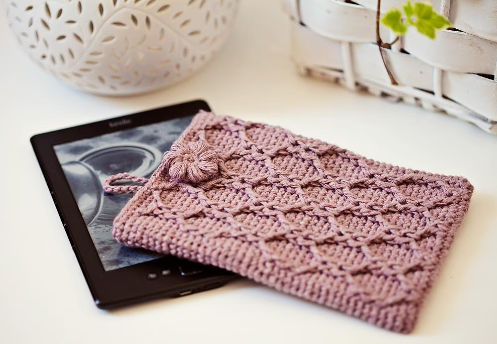 Free crochet Kindle sleeve patterns