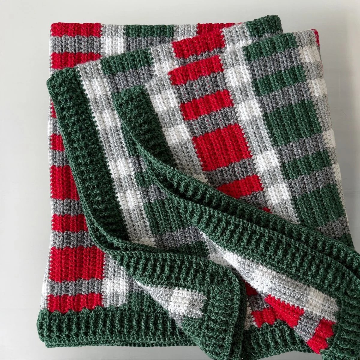 35 Free and Easy Christmas Crochet Patterns | Yarns and Crafts