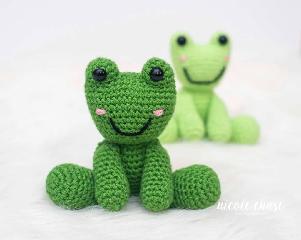 Free no-sew amigurumi crochet frog patterns