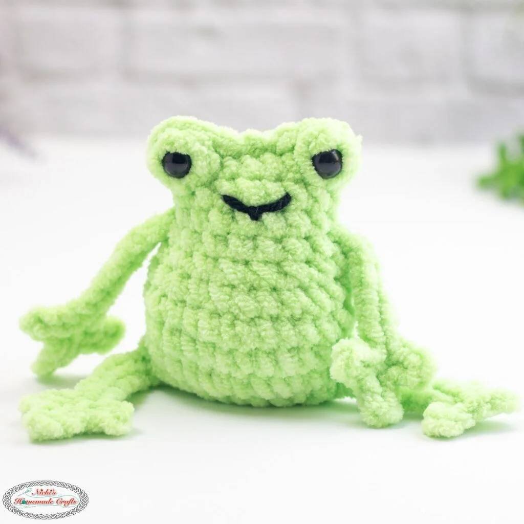 Free no-sew amigurumi crochet frog patterns