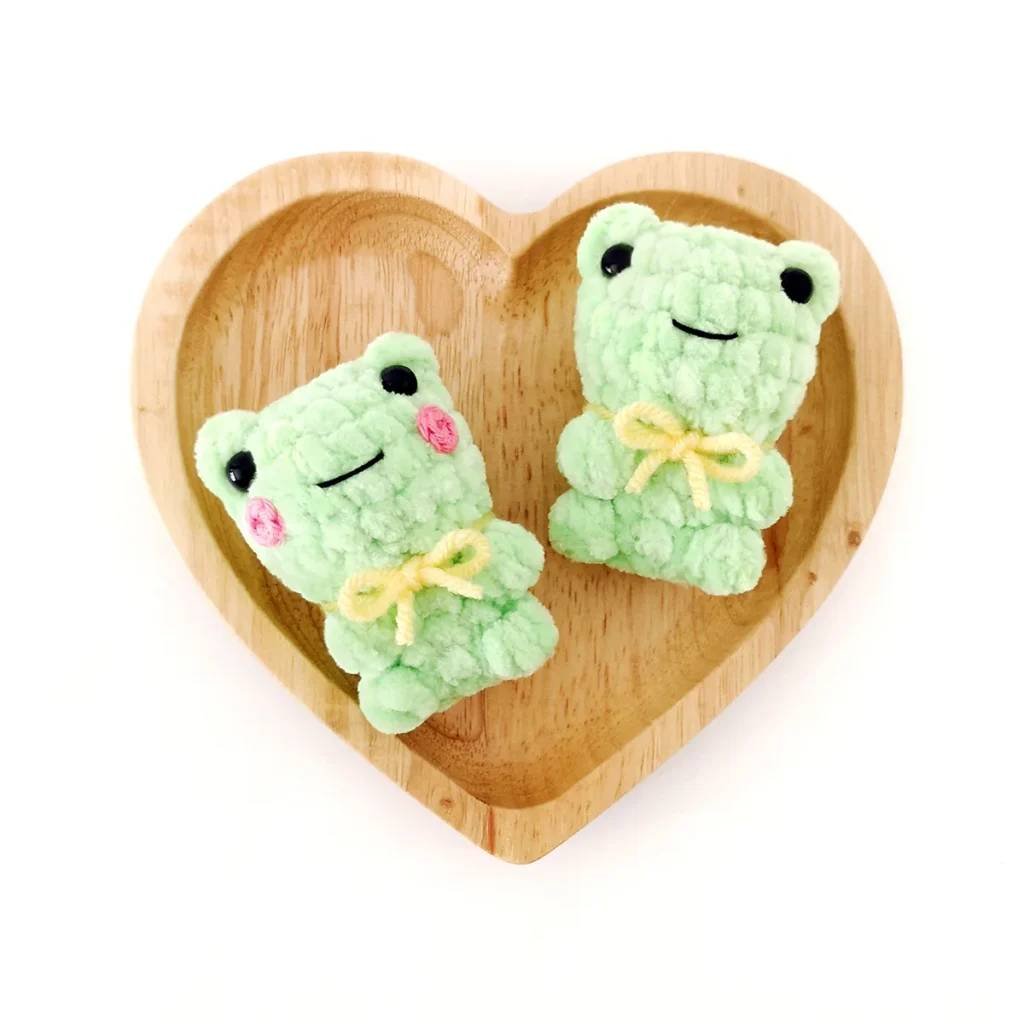 Free no-sew amigurumi crochet frog patterns