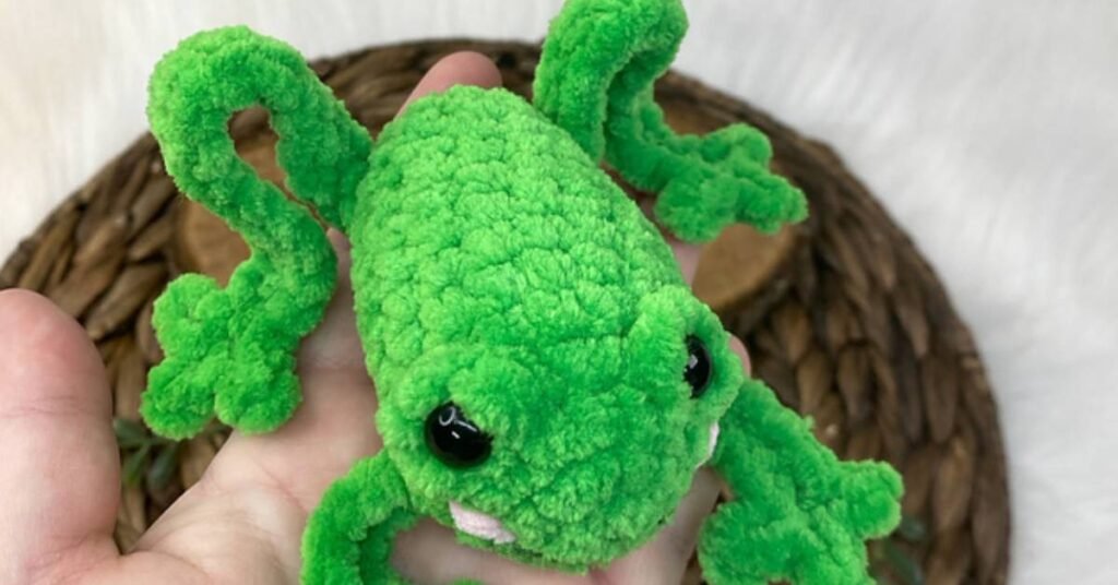 Free no-sew amigurumi crochet frog patterns featured image
